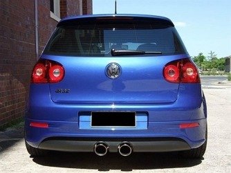 RAJOUT DU PARE-CHOCS ARRIÈRE VW GOLF V R32 (version avec une double sortie pour pot final d'echappement, sortie d'echappement R3