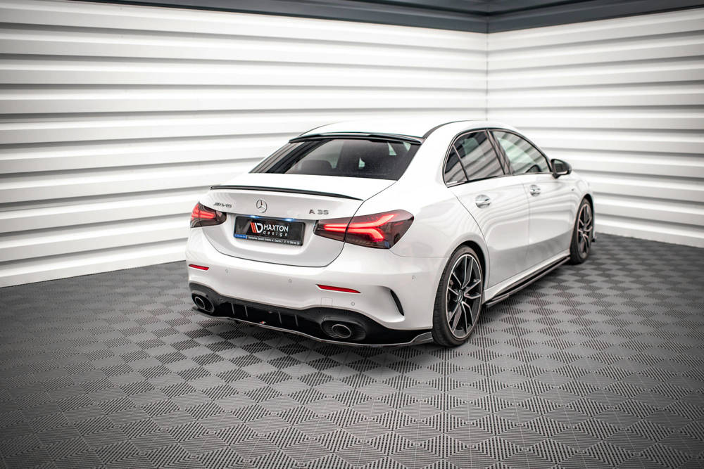 Le prolongement de la lunette arrière Mercedes A AMG-Line / A35 Sedan V177