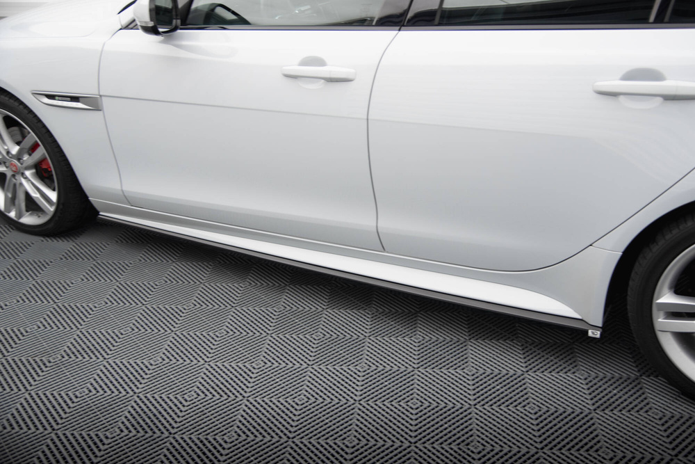 Rajouts Des Bas De Caisse Jaguar XE R-Sport X760