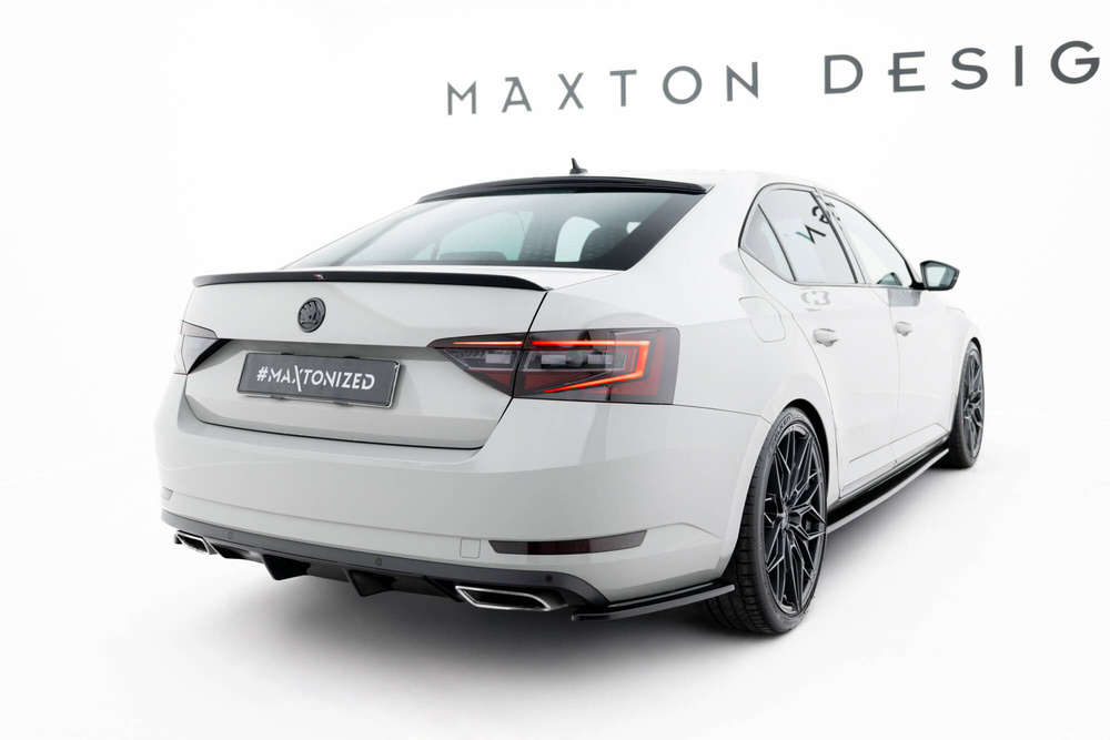 Le Prolongement De La Lunette Arrière Skoda Superb Liftback Mk3 / Mk3 Facelift