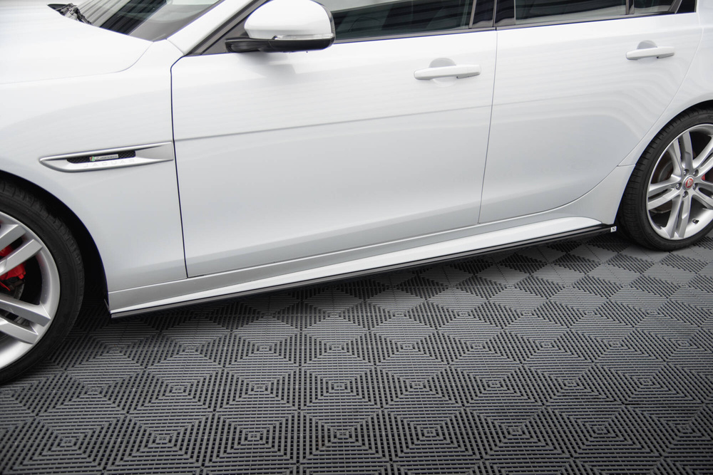 Rajouts Des Bas De Caisse Jaguar XE R-Sport X760